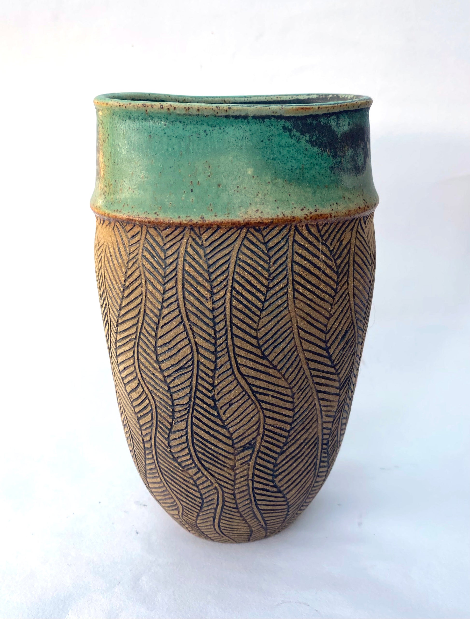 Stoneware herringbone patterned vase 19 cms