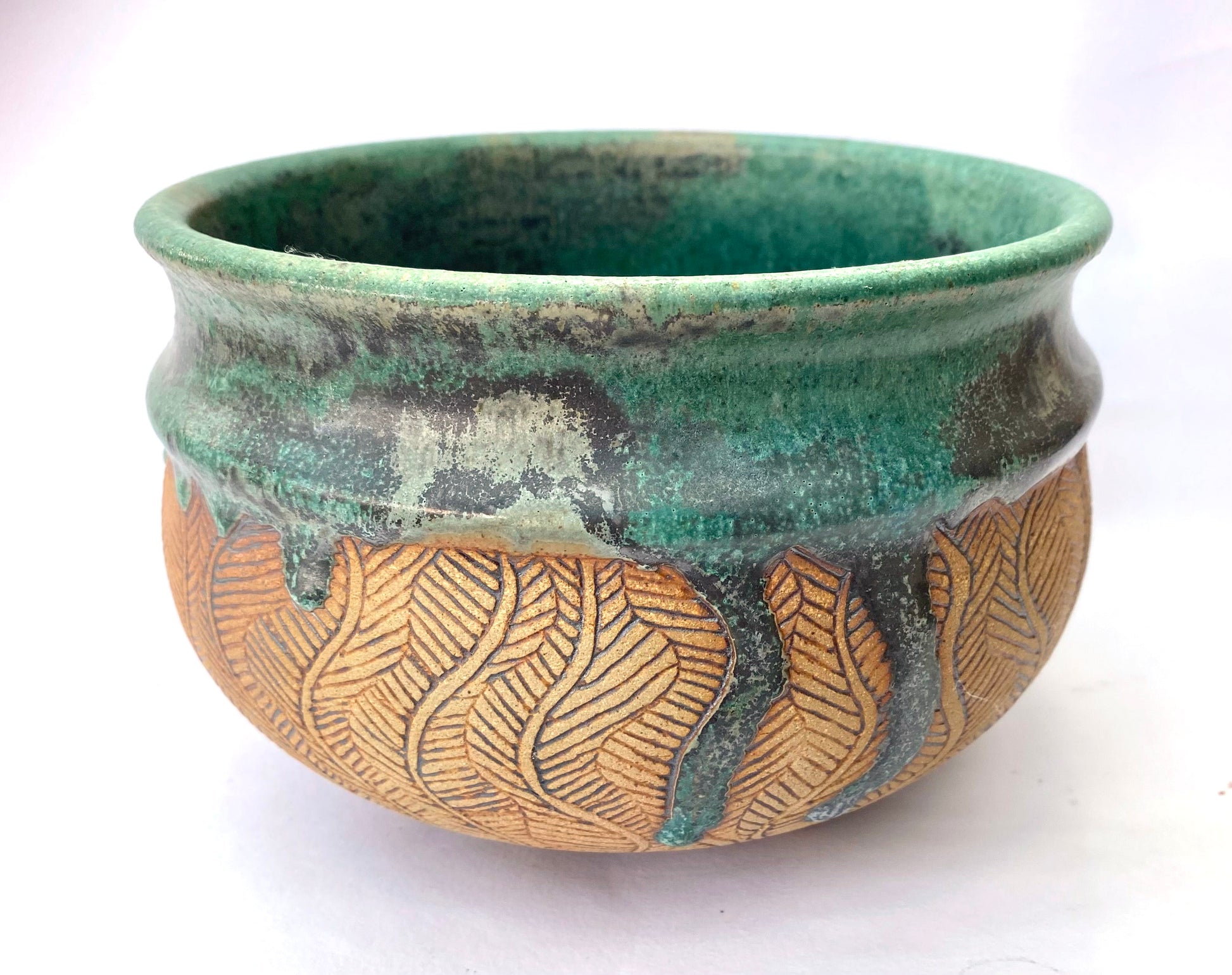 Decorative serving bowl